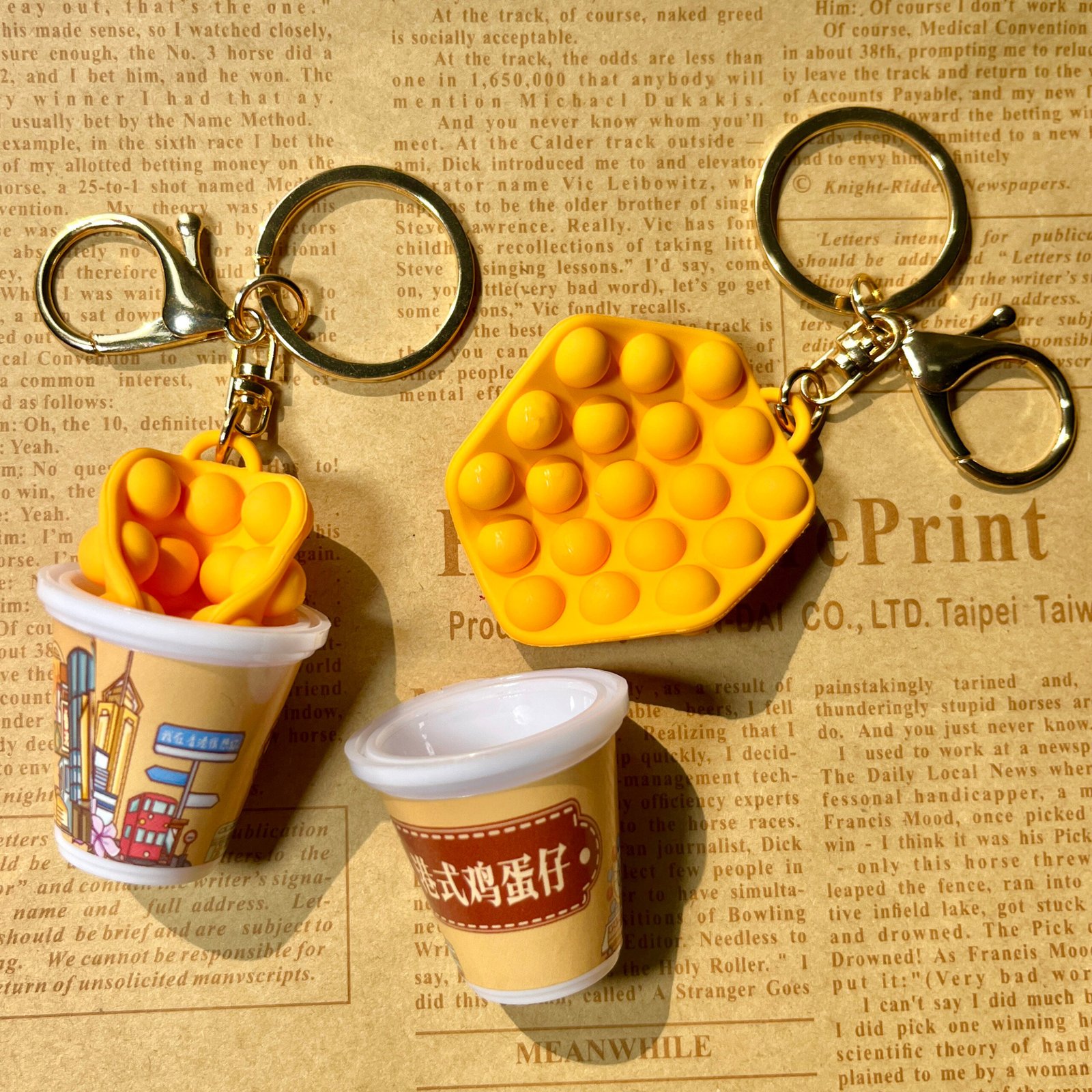 Realistic Hong Kong Egg Waffle Keychain 2 主图 02 9 scaled
